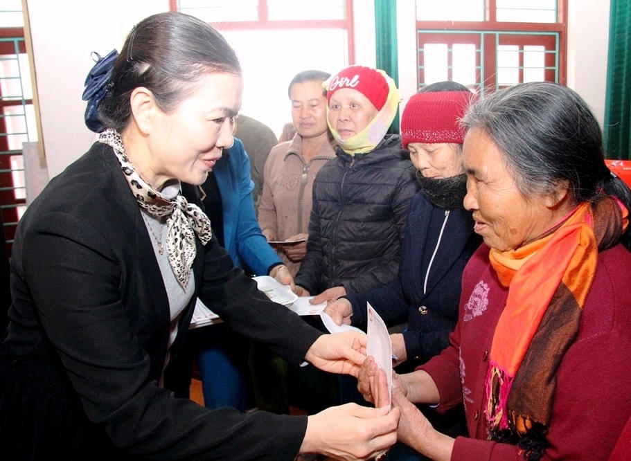 Bà Trương Thị Ngọc Ánh - Phó Chủ tịch UBTƯ MTTQ Việt Nam thăm và tặng quà cho các hộ chính sách tại Thanh Hóa. Ảnh: Trần Thanh.