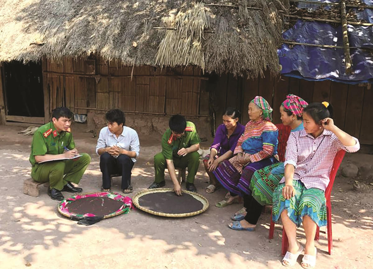 Cán bộ công an tuyên truyền công tác phòng chống nạn mua bán người ở vùng đồng bào vùng cao. Ngồn: DT&PT.
