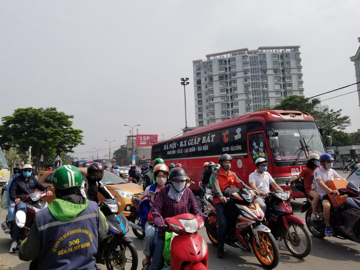 Đường Giải Phóng tắc cứng kéo dài, đặc biệt là đoạn từ Bến xe Giáp Bát đến Bến xe Nước Ngầm