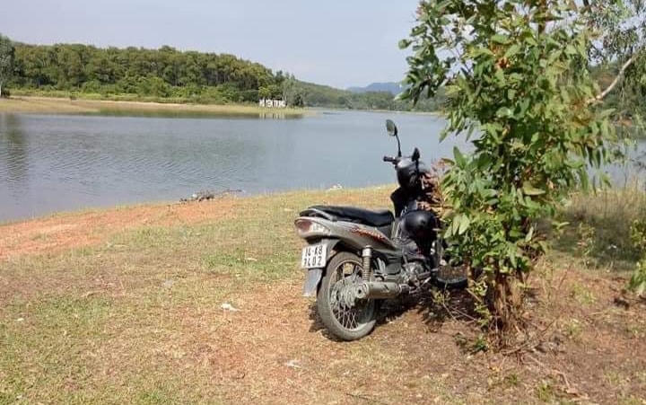 Chiếc xe máy ở trên bờ hồ tại thời điểm người dân phát hiện thi thể.