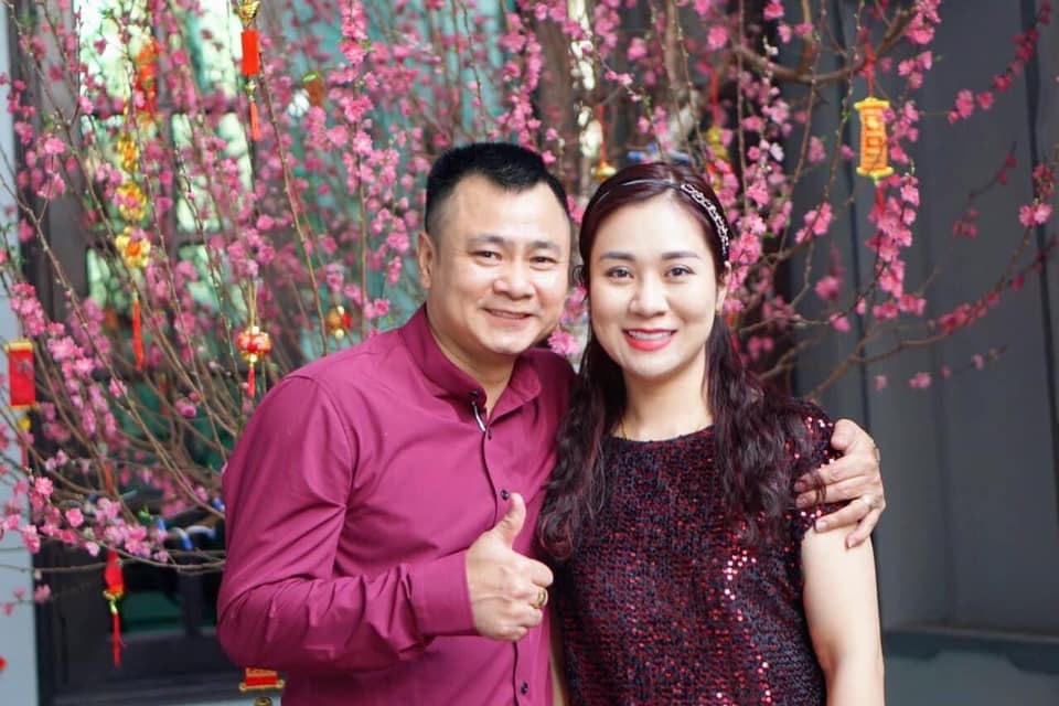 NSUT Tư Long bày tỏ tình cảm với vợ nhân ngày Valentine: "Người ta có bạc có vàng/ Anh đây chỉ có mỗi nàng mà thôi/ Chắp tay vái lậy ông trời/ Cho con được sống trọn đời yên vui".