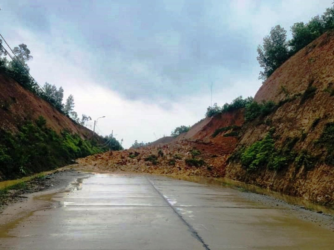 Đất đá sạt lở xuống chăn ngang con đường.