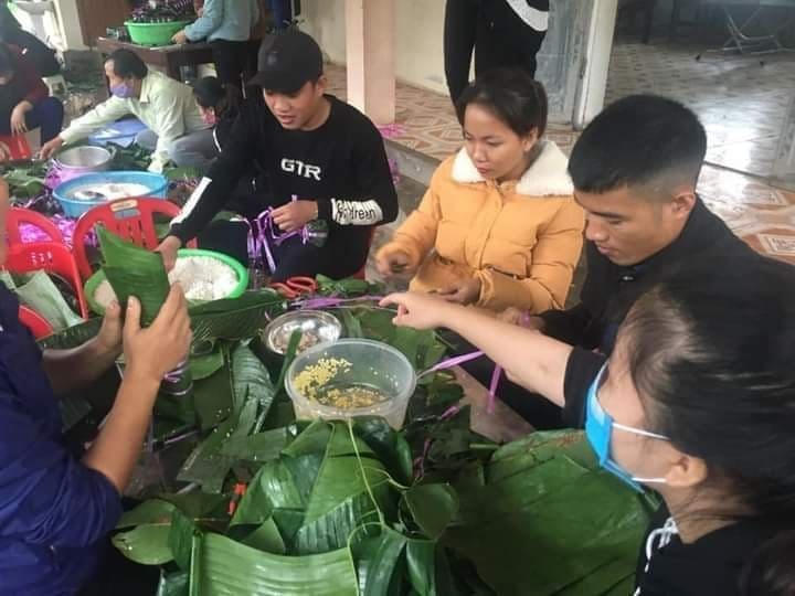Giáo viên trường Tiểu học Nghi Yên đùm bánh ủng hộ.