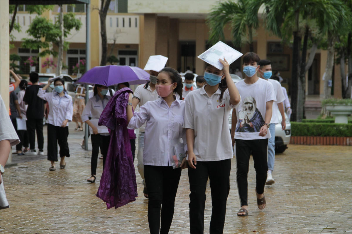 Thí sinh tươi cười sau khi kết thúc môn Ngữ Văn sáng ngày 7/7.