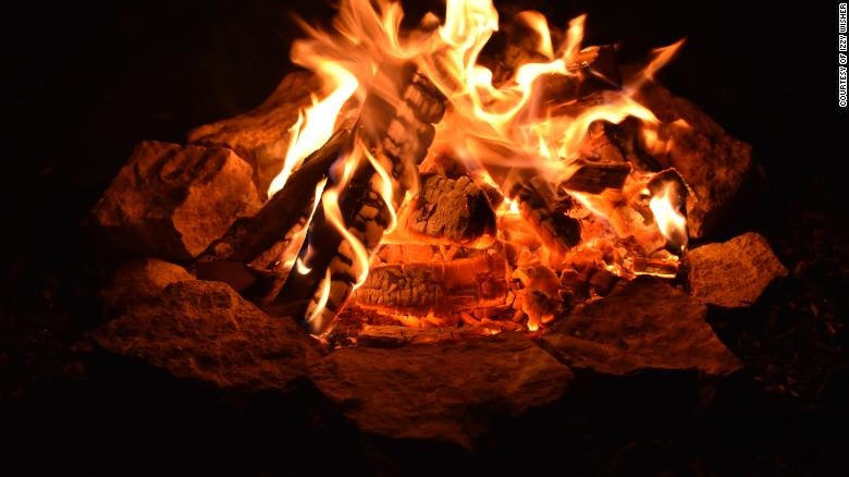 Các nhà nghiên cứu đã tạo ra một khu trại tạm thời tiền sử như một phần của nghiên cứu. Ảnh: CNN. 