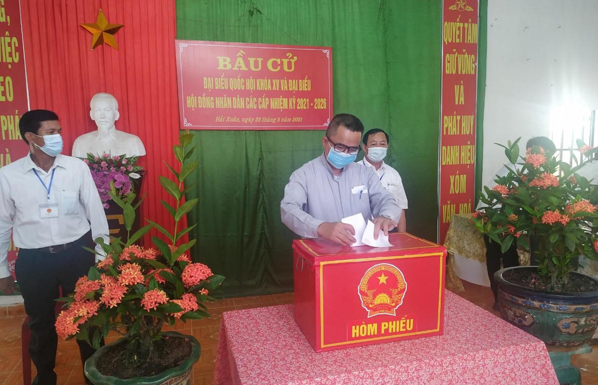 Linh mục Đoàn Quốc Đình, Chánh xứ Xuân Hóa (xã Hải Xuân, huyện Hải Hậu, tỉnh Nam Định) đi bầu cử từ rất sớm.