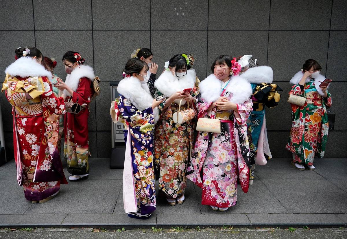 Những cô gái trẻ mặc kimono và đeo khẩu trang tụ tập nói chuyện ở Yokohama. Ảnh: Franck Robichon / EPA.