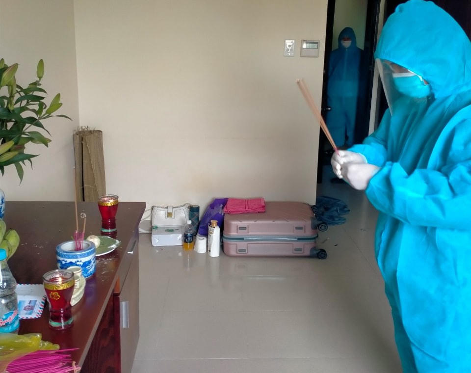 Thiếu tá Trần Lưu Lộc thắp hương, động viên 4 anh em.