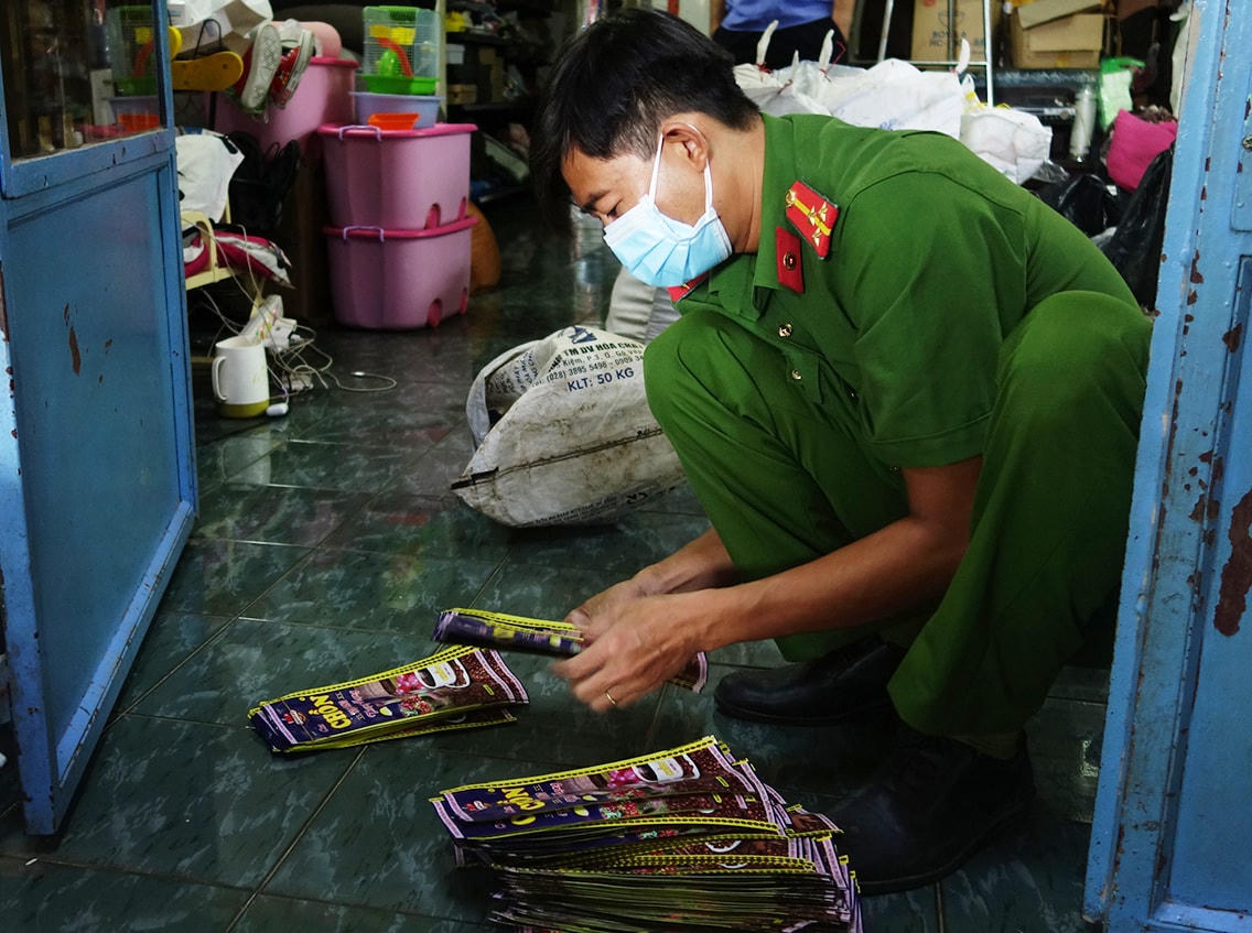 Lực lượng tiến hành kiểm tra các mặt hàng tại cơ sở do Nguyễn Thị Khanh Em làm chủ. 