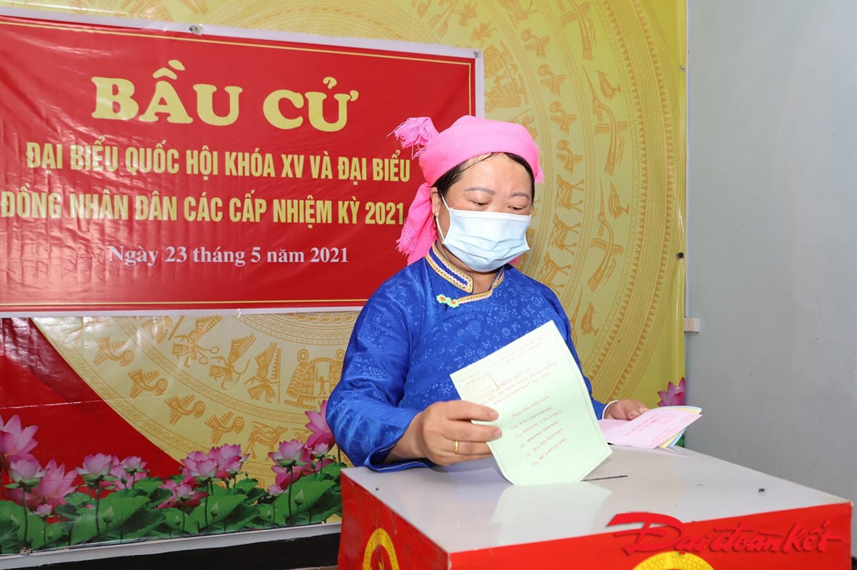Nhiều cử tri đi bỏ phiếu rất sớm. Sau khi hoàn thành bỏ phiếu, những cử tri này lại lên đường đi chợ phiên. Ảnh: Minh Đức. 