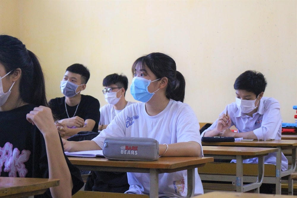 Thời tiết nắng nóng gay gắt nhưng tất cả các em học sinh đều tuân thủ quy định đeo khẩu trang khi đến trường.