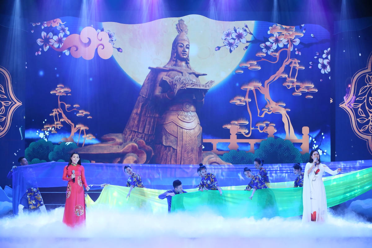 Hát múa "Đất nước lời ru" trình bày Lương Nguyệt Anh, Bùi Lê Mận và tập thể nghệ sĩ. (Ảnh: Trần Huấn).