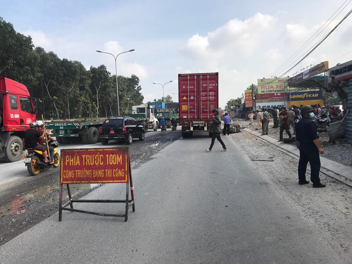Đoạn đường đang thi công nhiều ô gà.