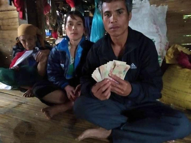 Gia đình anh Diệu tìm thấy số tiền 10 triệu đồng trong túi áo quần cứu trợ. Ảnh: Quang Hiệp.