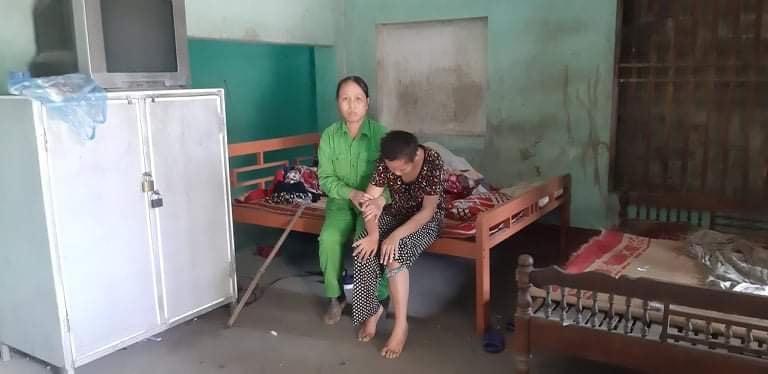 Chị Nhung và cháu Hiền trong căn nhà bếp cấp 4 tồi tàn, chống hoác.
