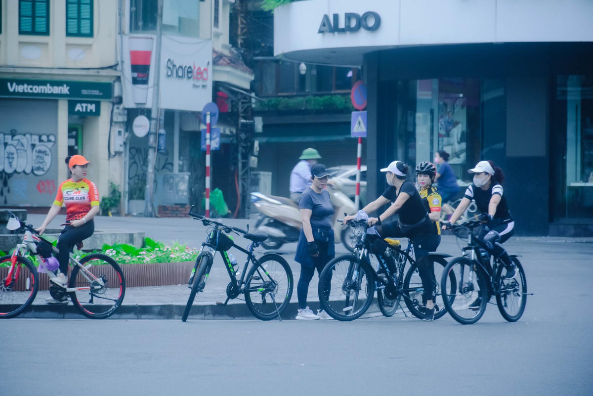 Sau khi đạp xe, song một số người dừng lại để chụp ảnh.
