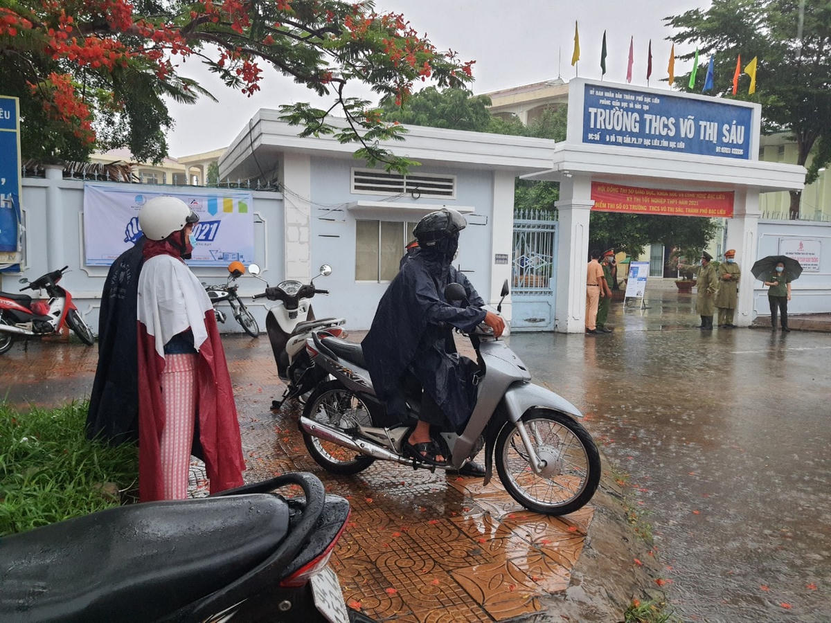 Nhiều phụ huynh lo lắng đội mưa chờ đón các thí sinh.  