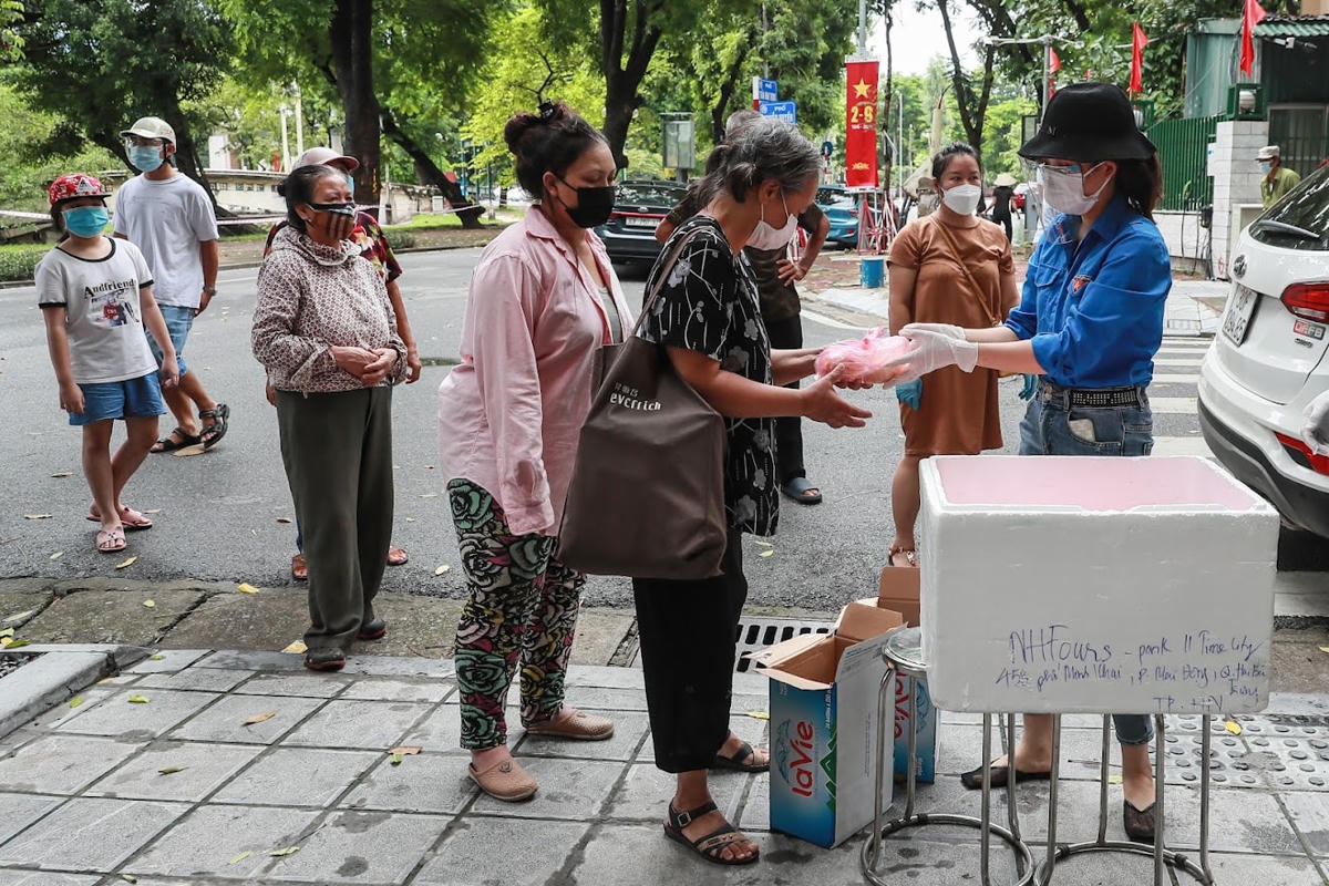 Cơm cho người nghèo trong đại dịch