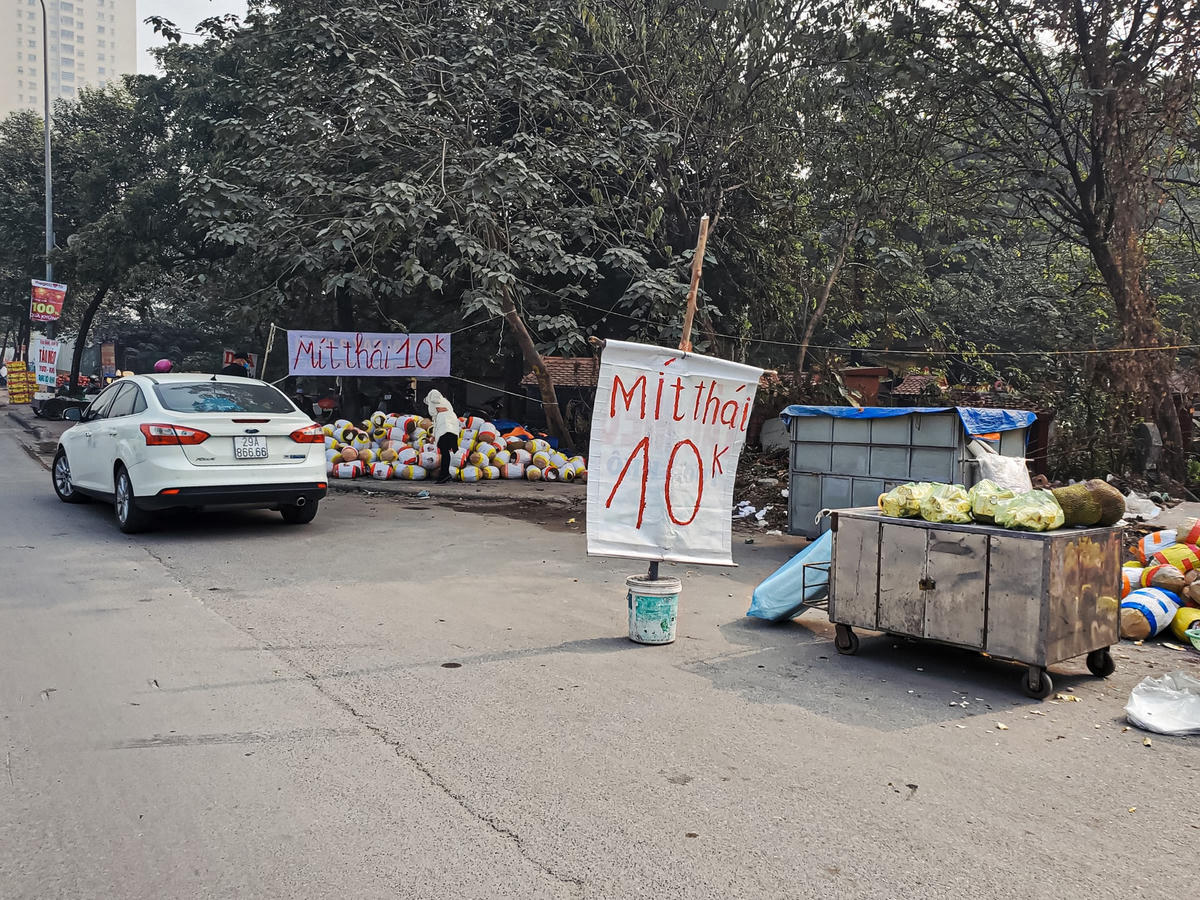 Bên cạnh đó, hàng trăm mét vỉa hè dọc tuyến đường Tố Hữu này bị chiếm dụng làm nơi bán hàng.