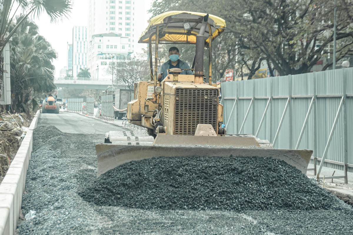 Ban Duy tu các công trình hạ tầng giao thông Hà Nội cho biết, toàn tuyến đường Hoàng Quốc Việt với chiều dài 2,4 km, tổng chi phí cho dự án là 25,6 tỷ đồng đang được chủ đầu tư chỉ đạo nhà thầu khẩn trương thi công xén dải phân cách để hoàn thành dự án mở rộng đường theo dự kiến vào đầu quý 2 năm 2022.