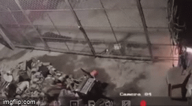 Camera ghi lại cảnh đối tượng Tuấn phóng hỏa nhà anh Bình. Ảnh cắt từ clip