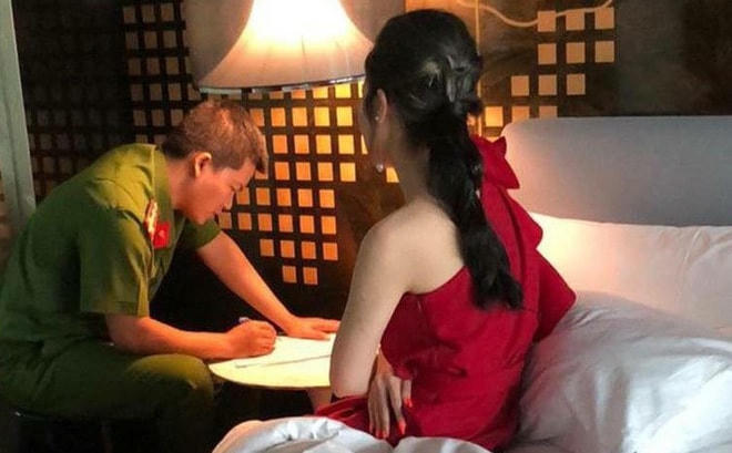 Một trong 3 cô gái được công an lấy lời khai.