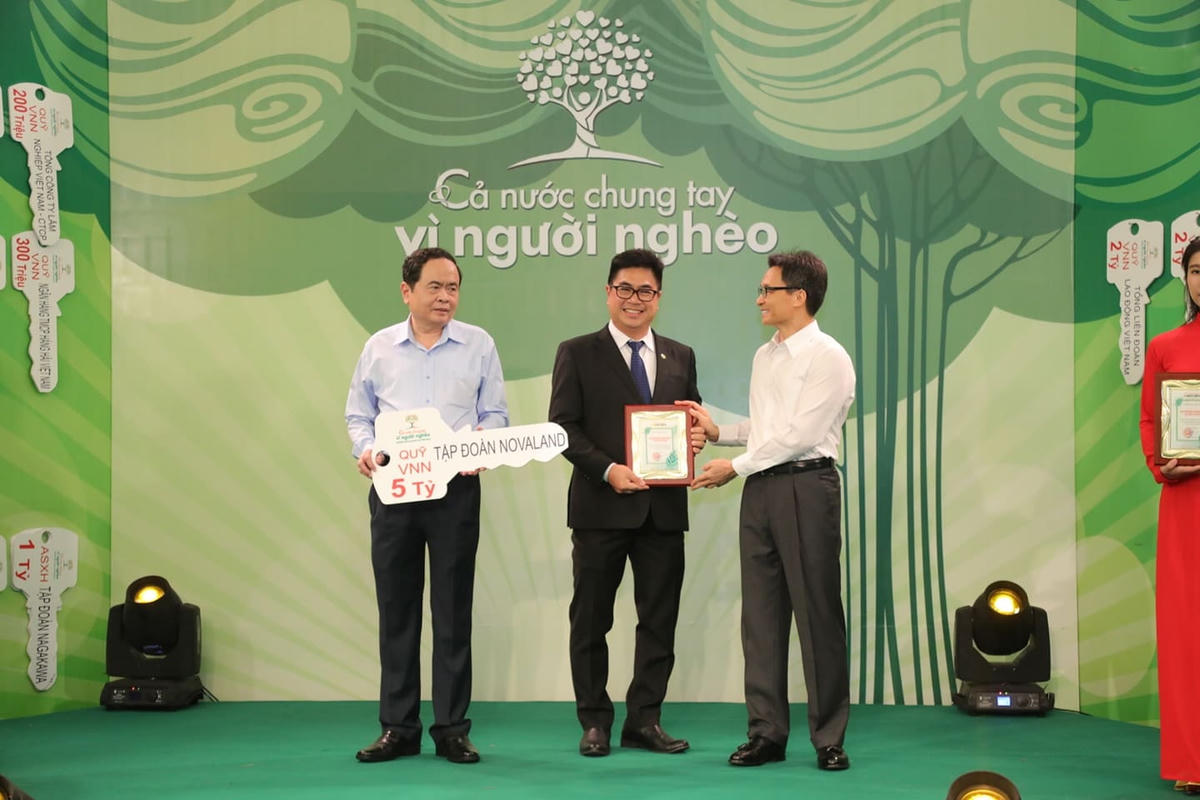 Chủ tịch Trần Thanh Mẫn và Phó Thủ tướng Vũ Đức Đam tiếp nhận ủng hộ từ Tập đoàn Novaland.