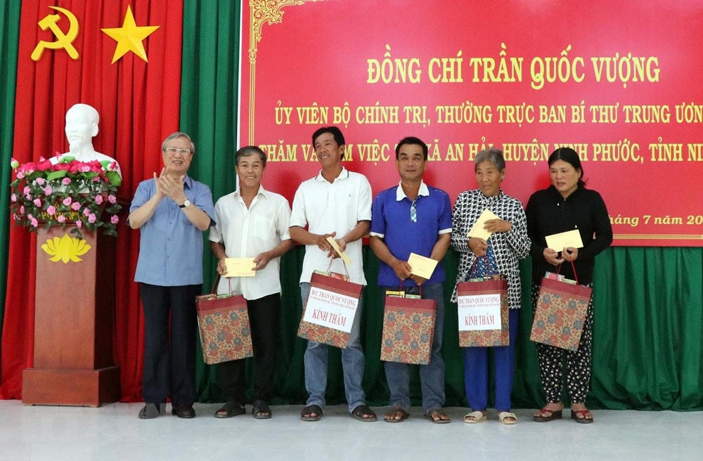 Thường trực Ban Bí thư Trần Quốc Vượng tặng quà cho hộ dân nghèo, có hoàn cảnh khó khăn tại xã An Hải, huyện Ninh Phước. Ảnh: TTXVN.