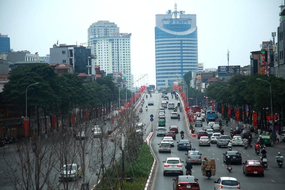 Cờ đỏ, pano, áp phích rực rỡ trên tuyến đường Trần Duy Hưng - Nguyễn Chí Thanh.Những tuyến phố quanh khu vực Hồ Gươm được trí rất đẹp mắtTấm áp phích chào mừng Đại hội đại biểu toàn quốc lần thứ XIII của Đảng tại Cung Văn hóa lao động hữu nghị Việt - Xô.Cờ đỏ tung bay khắp các con phố, ngõ ngách thủ đô Hà Nội chào mừng Đại hội Đảng.