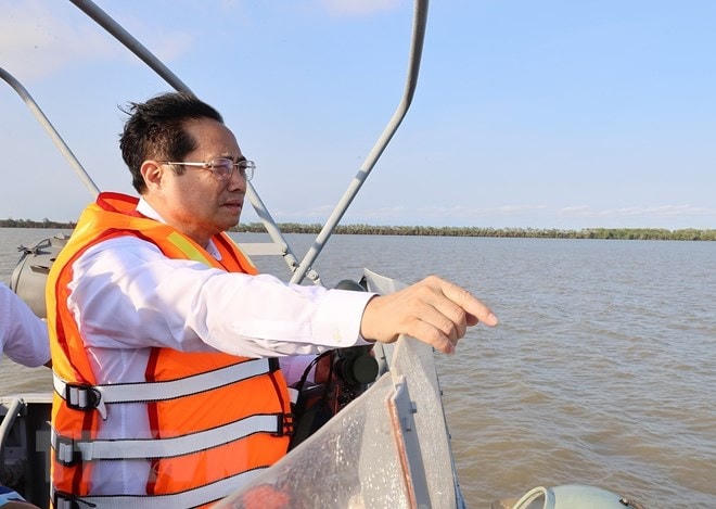 Thủ tướng Phạm Minh Chính thị sát cảng Trần Đề. (Ảnh: Dương Giang/TTXVN).