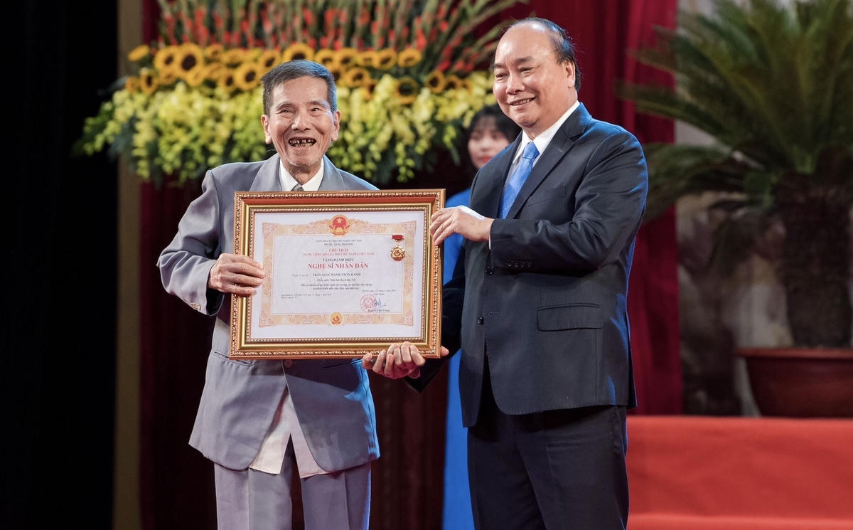Thủ tướng Chính phủ Nguyễn Xuân Phúc trao tặng danh hiệu NSND cho nghệ sĩ Trần Hạnh.