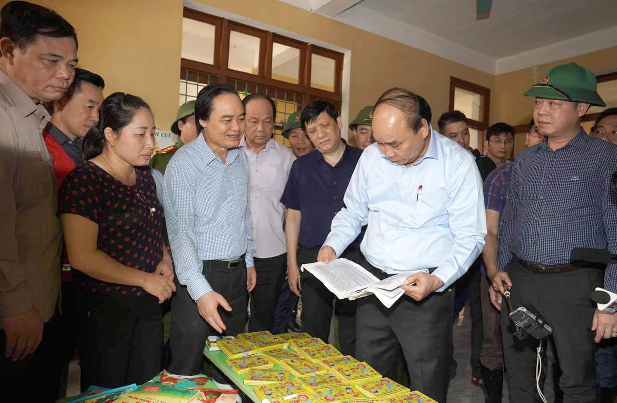 Thủ tướng Nguyễn Xuân Phúc và đoàn đã đến kiểm tra công tác khắc phục hậu quả mưa lũ tại huyện Quảng Ninh, tỉnh Quảng Bình. Ảnh: Quang Hiếu.