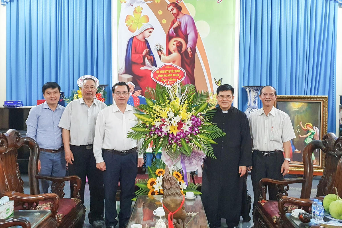 Lãnh đạo MTTQ tỉnh Quảng Ninh tại Giáo xứ Mạo Khê.