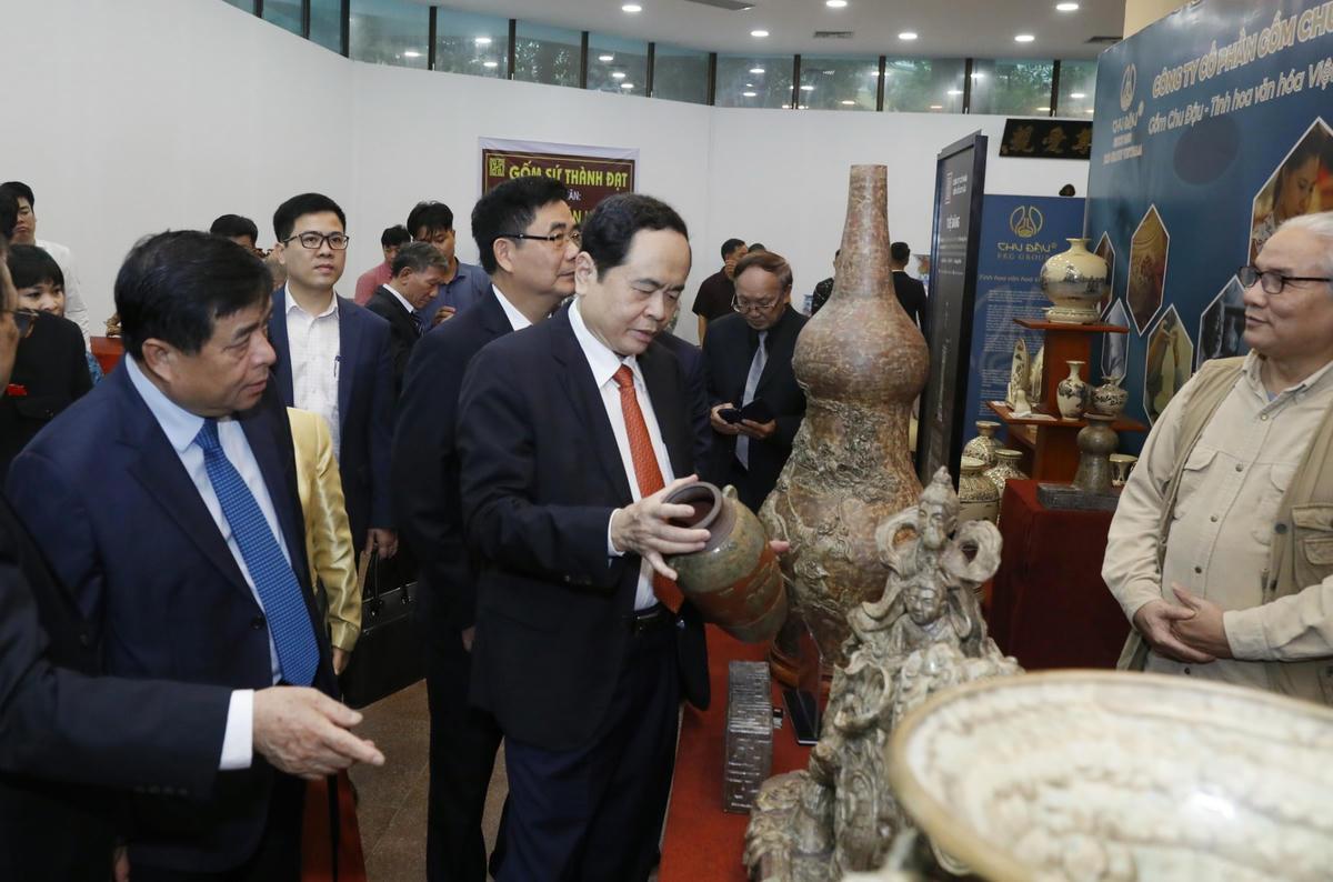 Chủ tịch Trần Thanh Mẫn thăm gian trưng bày các sản phẩm làng nghề.