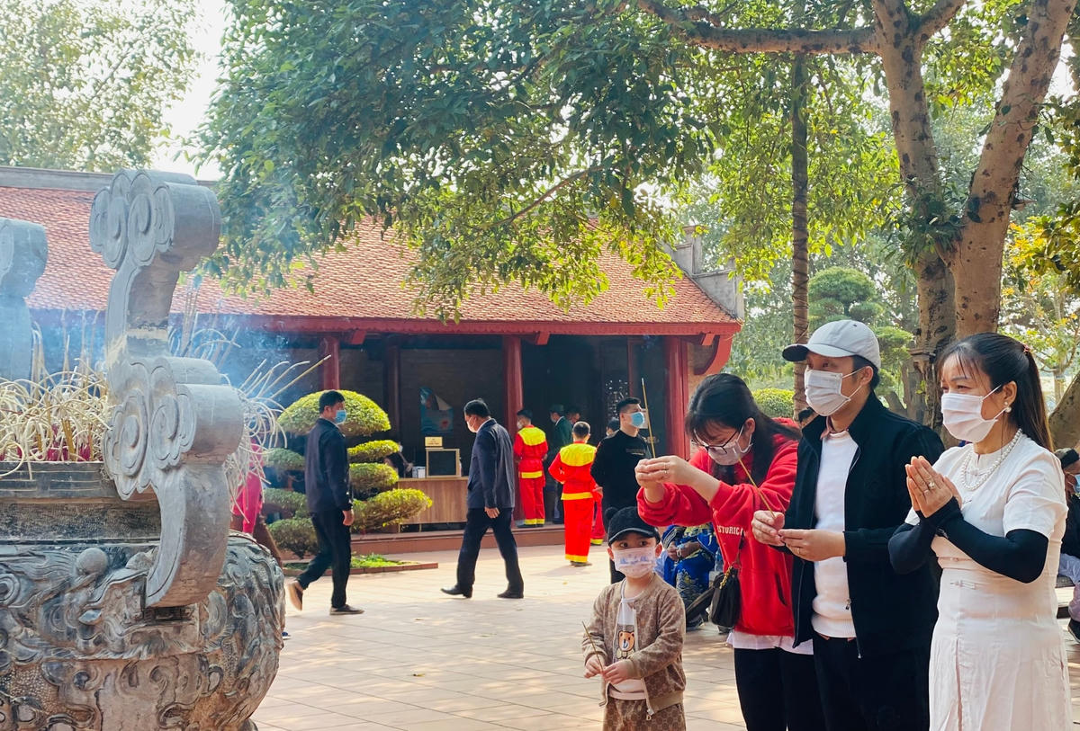 Đông đảo người dân và du khách đến dự lễ hội đền Xã Tắc.