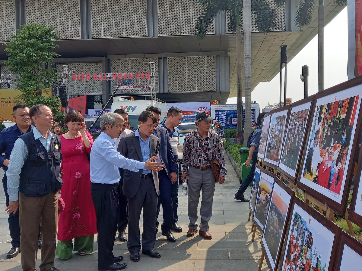 Đại biểu tham quan triển lãm ảnh.