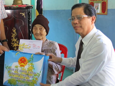 Ông Nguyễn Tấn Tuân, Phó Bí thư Tỉnh ủy, Chủ tịch UBND tỉnh Khánh Hòa chúc Tết, tặng quà gia đình bà Nguyễn Thị Đông, vợ liệt sĩ.
