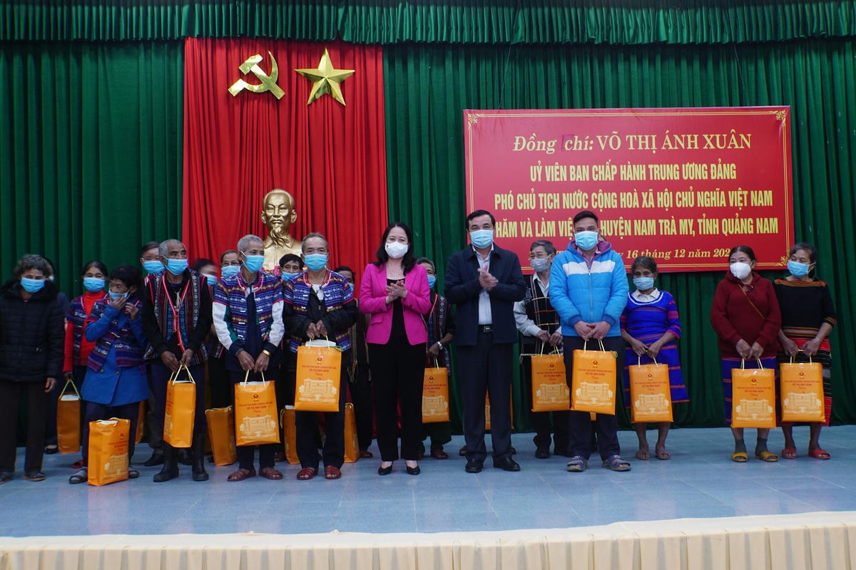 Phó Chủ tịch nước Võ Thị Ánh Xuân tặng quà cho gia đình chính sách huyện Nam Trà My.