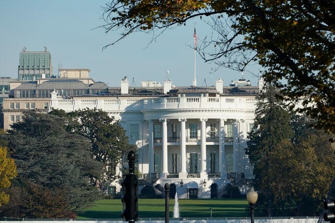Bên ngoài Nhà Trắng. Ảnh: CNN.