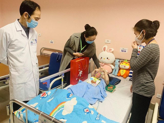 Đại diện Bệnh viện Nhi trung ương thăm, tặng quà cho bé N.P.H. trước khi xuất viện.