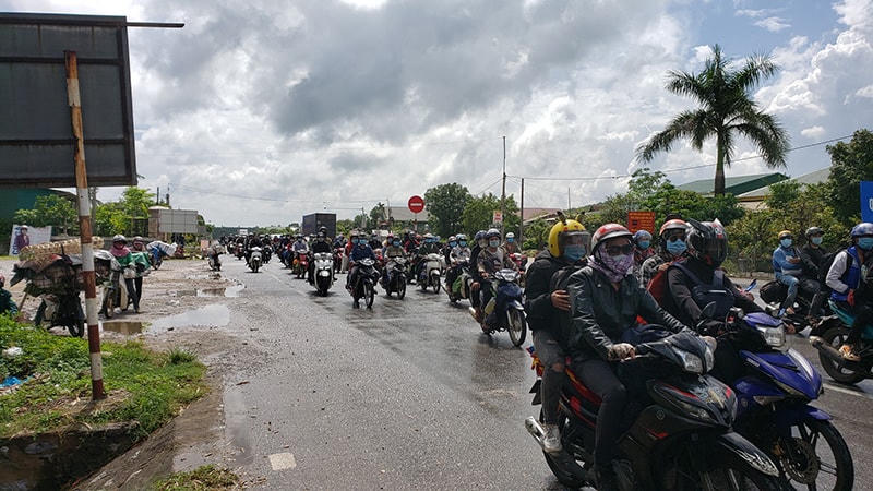 Công dân từ các tỉnh, thành phía Nam đi xe máy về tới địa phận tỉnh Quảng Bình (ở xã Sen Thủy).