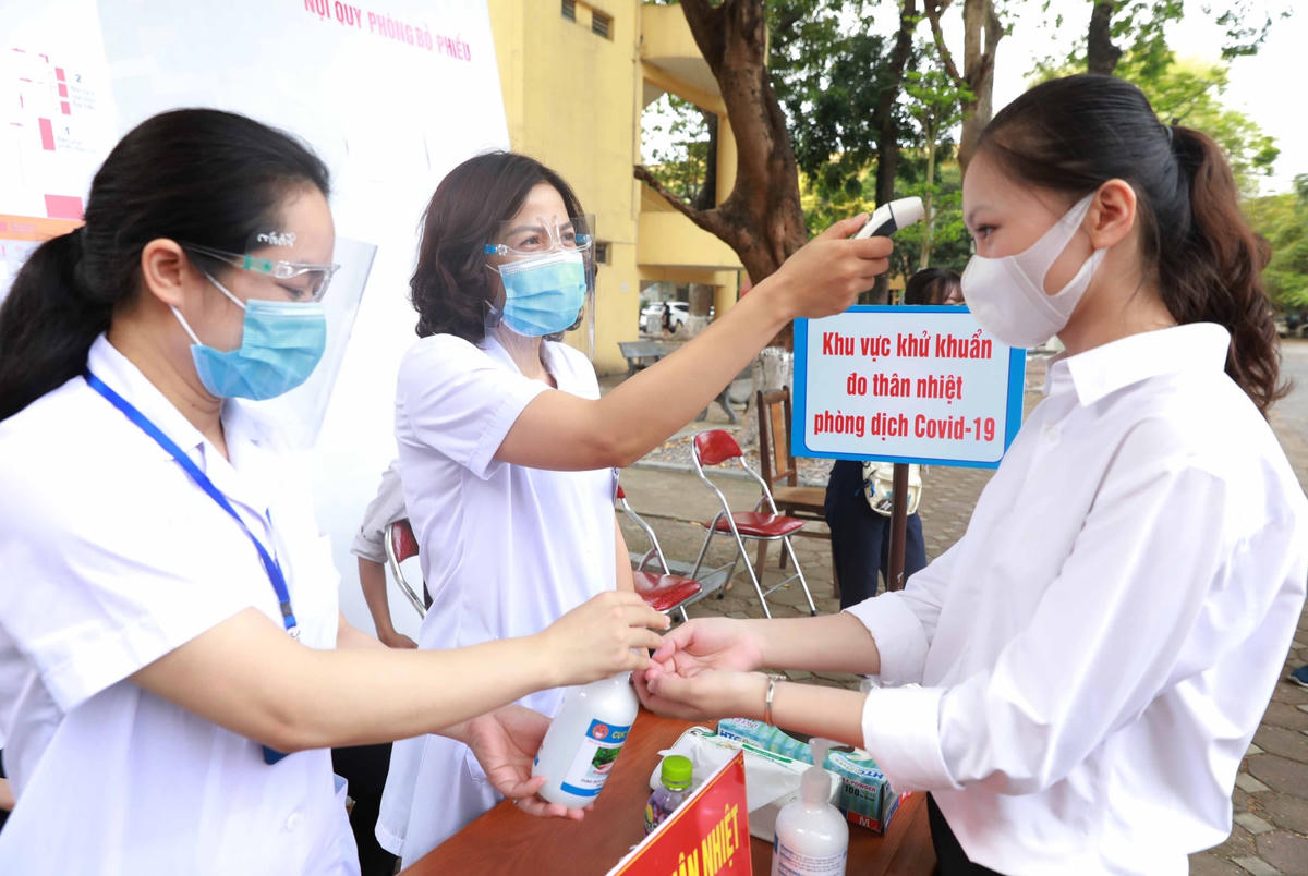 Cử tri được chia thành từng đơn vị, lần lượt kiểm tra thân nhiệt, rửa tay sát khuẩn trước và sau khi vào phòng bỏ phiếu.