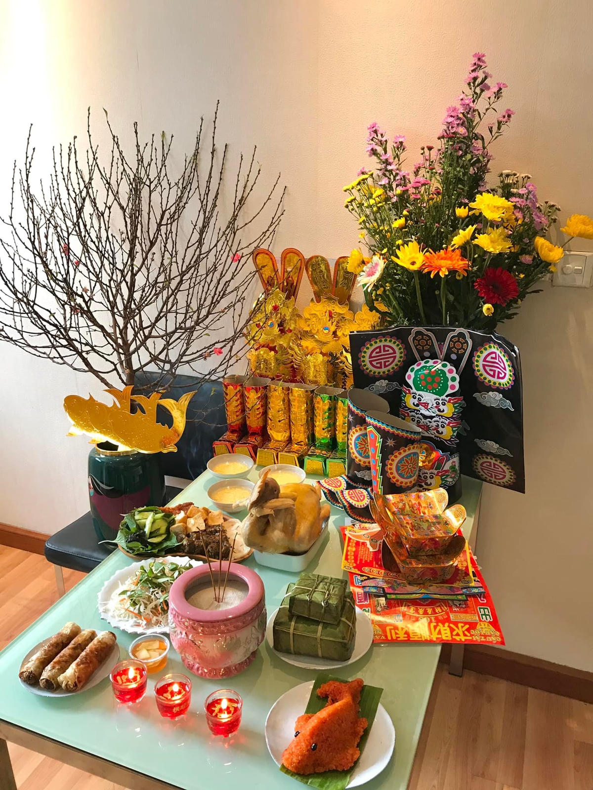 Hoa hậu Mai Phương Thúy cũng đăng ảnh cúng ông Công ông Táo vào đúng ngày 23/12 âm lịch. 