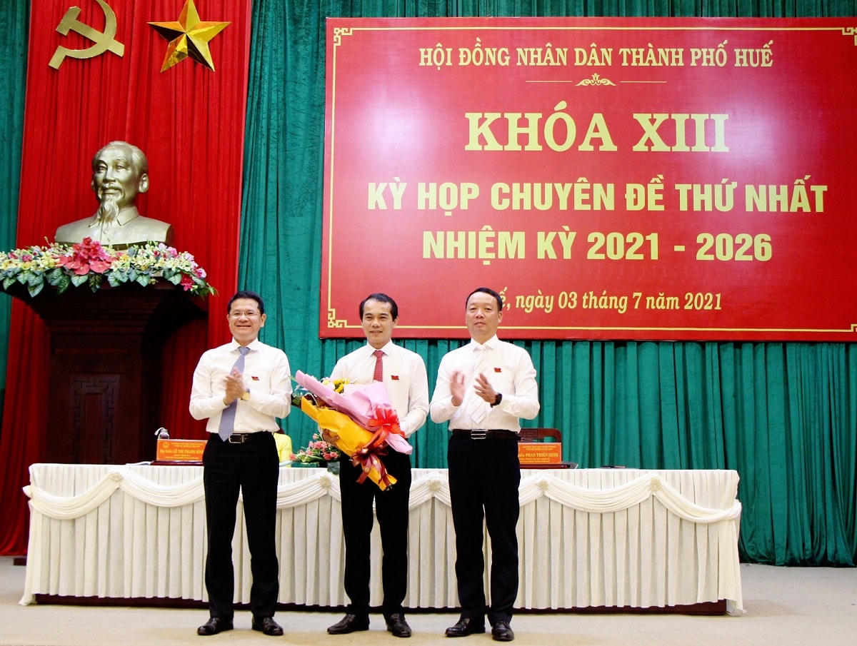 Ông Võ Lê Nhật (giữa) được bầu giữ chức Chủ tịch UBND thành phố Huế.