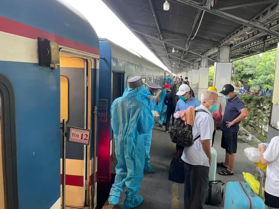 Mỗi chuyến tàu có khoảng hơn 600 người.