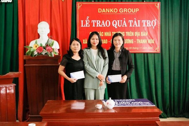 Đại điện các nhà trường nhận quà tài trợ.