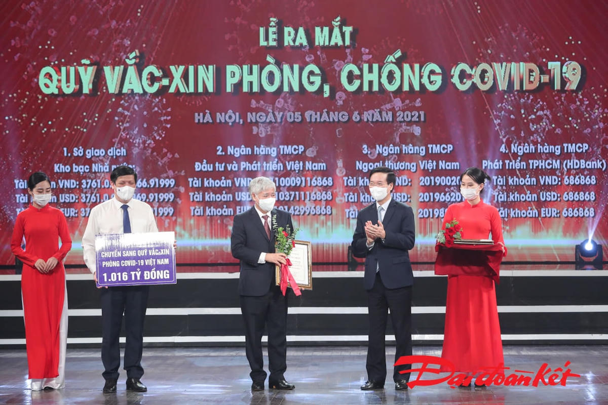 Ủy viên Bộ Chính trị, Thường trực Ban Bí thư Võ Văn Thưởng trao chứng nhận, hoa cảm ơn tới ông Đỗ Văn Chiến, Bí thư Trung ương Đảng, Chủ tịch UBTƯ MTTQ Việt Nam.