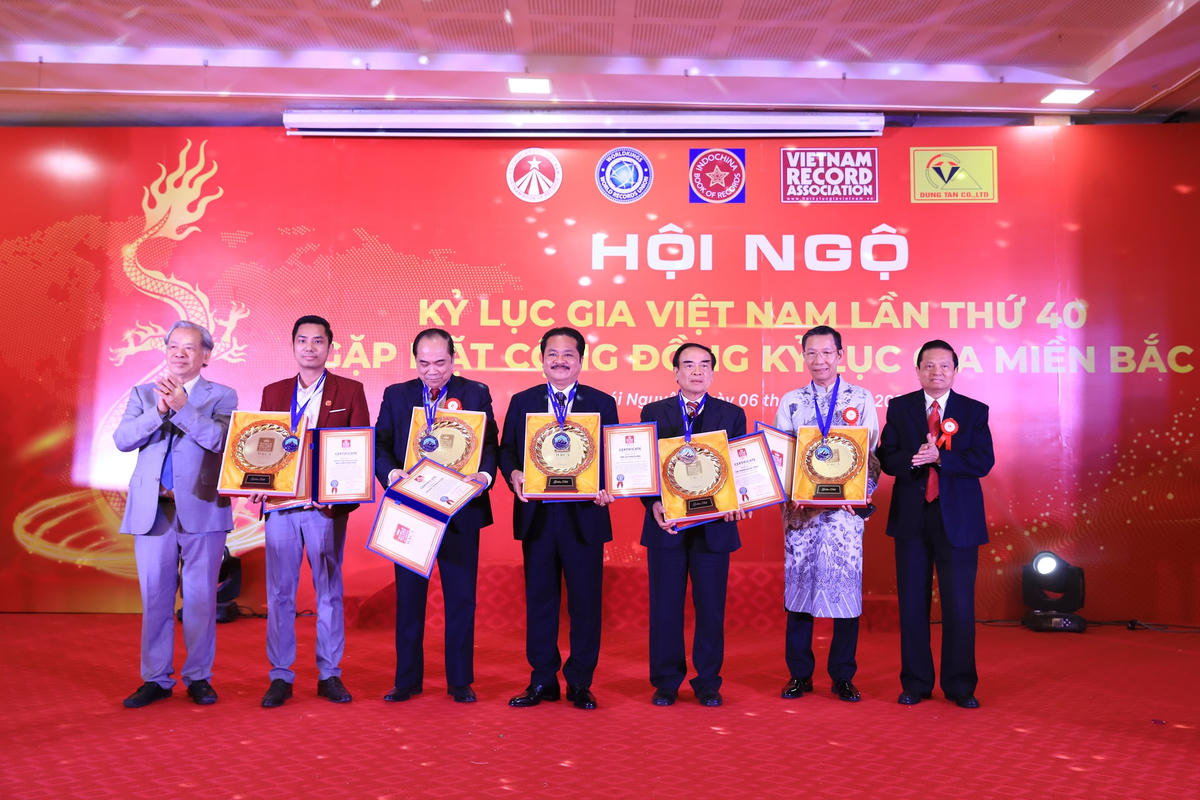 Trao tặng Đĩa vàng Cống hiến. 