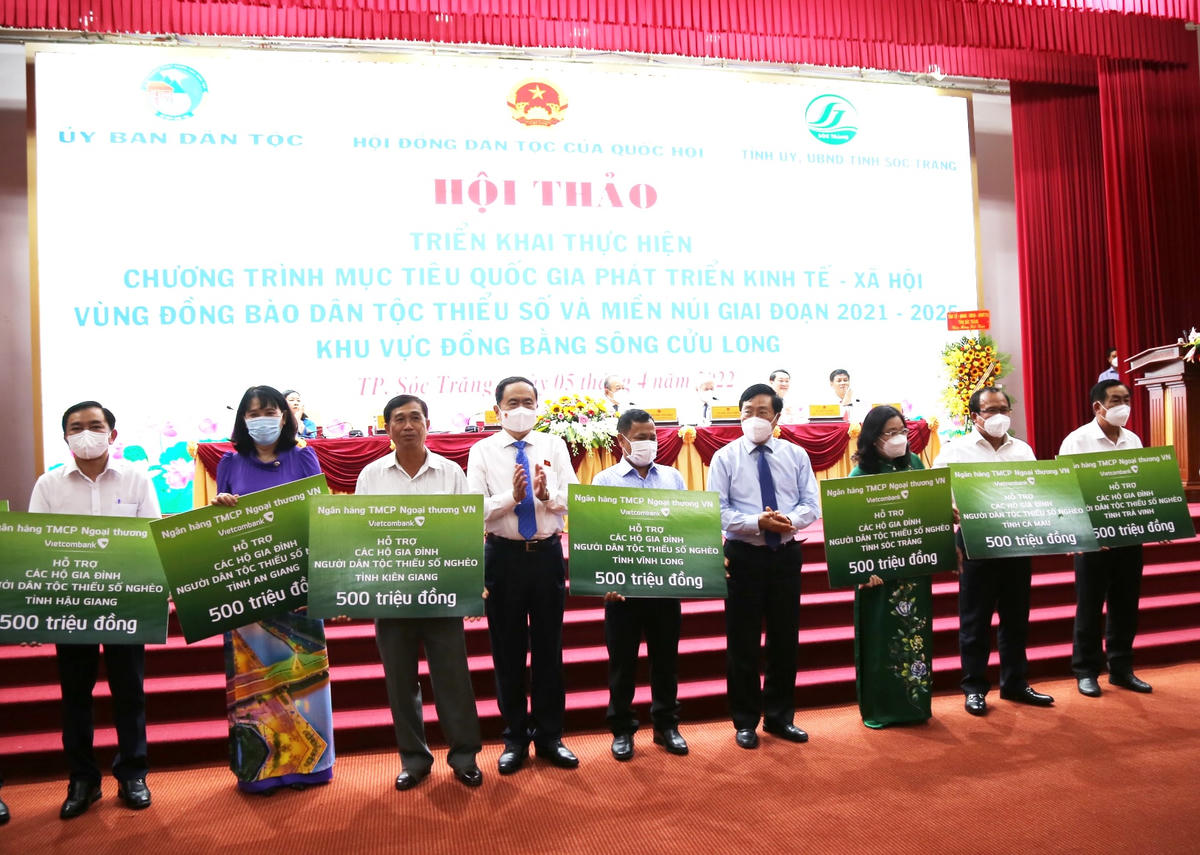 Ngân hàng TMCP Ngoại thương hỗ trợ 4,5 tỉ đồng cho 9 tỉnh, thành vùng ĐBSCL. 