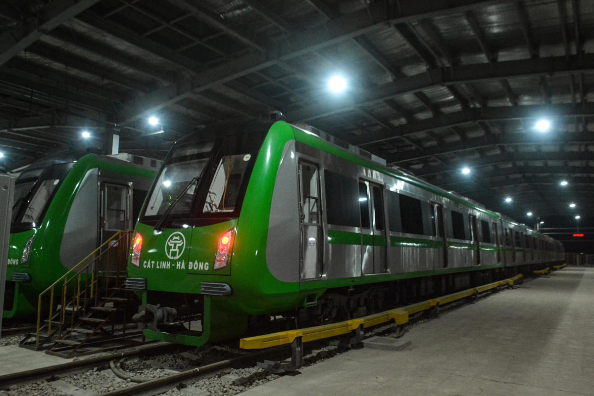 Tàu điện Cát Linh - Hà Đông hoạt động trở khách từ 5h30 đến 22h mỗi ngày. Do vậy, đúng 22h10 phút đoàn tàu đầu tiên sẽ trở về khu depot tuyến đường sắt Cát Linh - Hà Đông tại phường Phú Lương, quận Hà Đông. Sau đó, các kỹ sư bắt đầu tiếp nhận những đoàn tàu về kiểm tra, bảo dưỡng sau một ngày vận hành.